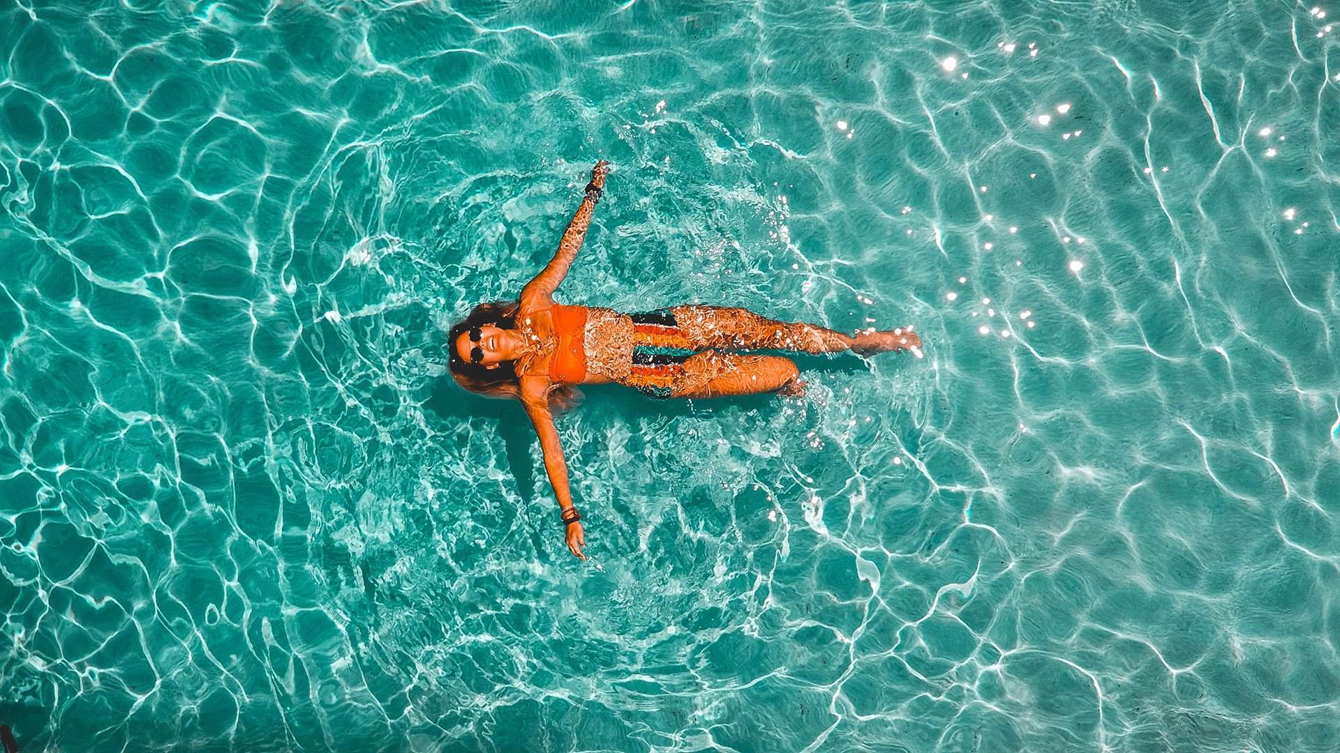 Frau entspannt im Pool