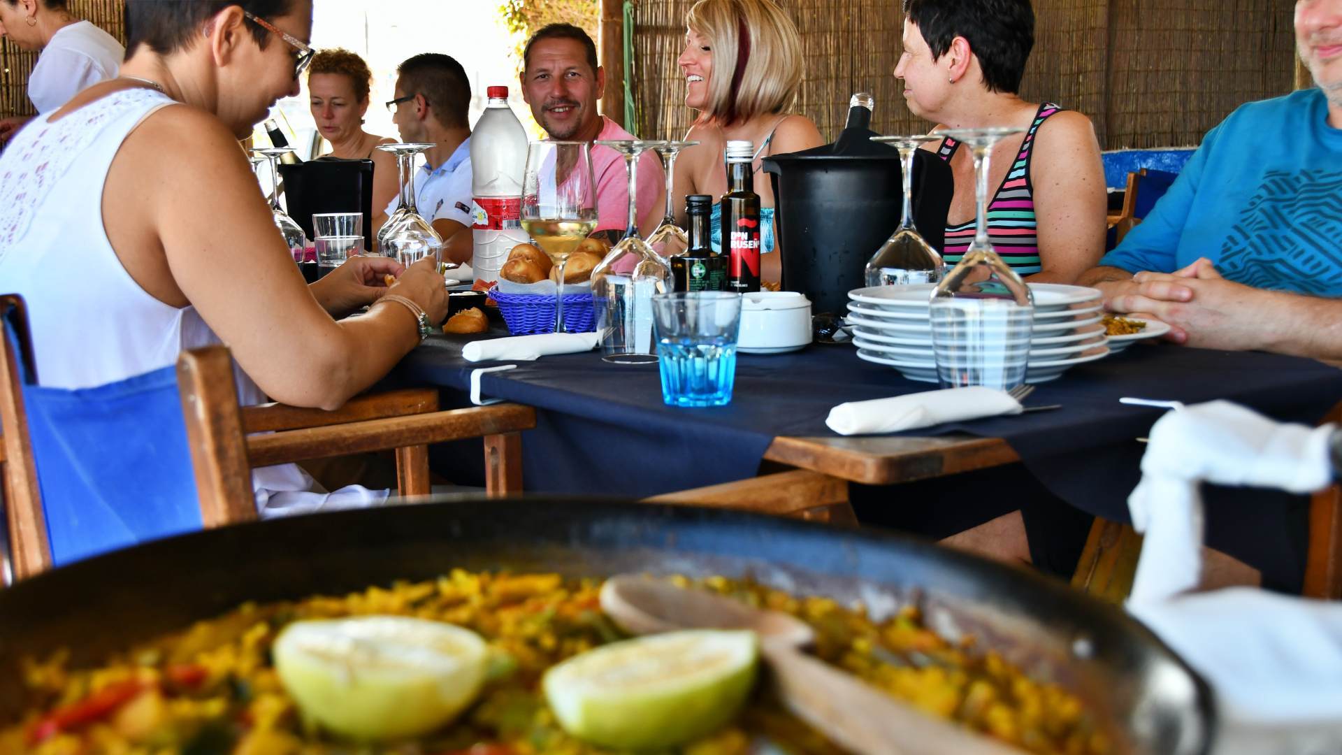 Essen in Andalusien: Paella mit Gästen in der Chiringuito AkuAku